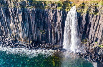 Skotland, Isle of Skye - vandfaldet Mealt Fall fosser ud over klippeformationen Kilt Rock