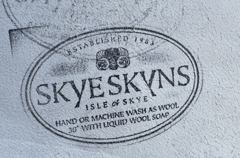 Skotland, Isle of Skye, Waternish - logo for Skyeskyns på fåreskind