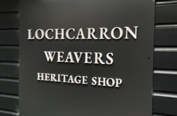 Skotland, Lochcarron - skilt på væveriets Heritage Shop