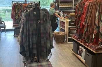 Skotland, Lochcarron - udstilling i butikken med tartan over det hele
