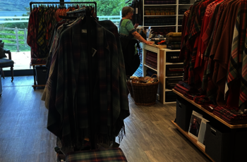 Skotland, Lochcarron - udstilling i butikken med tartan over det hele
