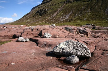Skotland, Northwest Highlands Geopark - eksempel på forskellige klippetyper ved foden af Suilven Mountain