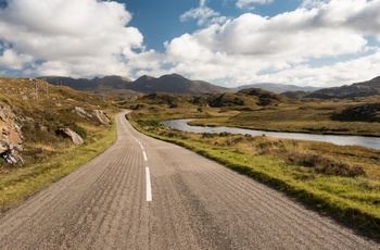 Skotland, Northwest Highlands Geopark - på vej ad A837 langs floder ved Assynt og med Quinag i horisonten