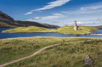 Skotland, Northwest Highlands Geopark - ruinerne af Ardvreck Castle ved Loch Assynt