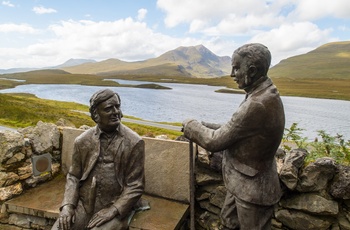 Skotland, Northwest Highlands Geopark - statuer af geologerne Benjamin Peach og John Horne på hiking trailen ved Knockan Crag