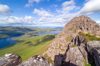 Skotland, Northwest Highlands Geopark - udsigt til Ben More Coigach, Loch Lurgainn og Loch Bad a Ghaill fra toppen af Stac Pollaidh
