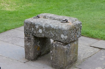 Skotland, Perth, Scone Palace - Moot Hill med en kopi af Stone of Destiny