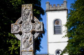 Skotland, Perthshire - Kenmore Kirke med krigsminde i forgrunden