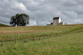Skotland, Strathdon - det hvide Corgarff Castle midt i Cairngorms National Parkens grønne landskab