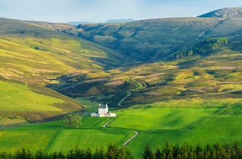 Skotland, Strathdon - det hvide Corgarff Castle troner midt i Cairngorms National Park