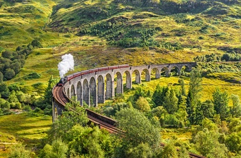 Damplokomotiv over Glennfinnan viadukten, Skotland