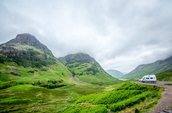 Autocamper parkeret med udsigt til naturen omkring Glen Coe - Skotland