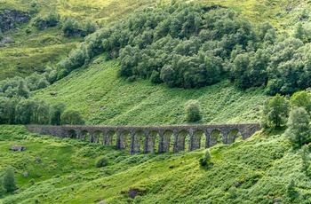 Viadukt gennem den grønne dal Glenn Ogle i Skotland