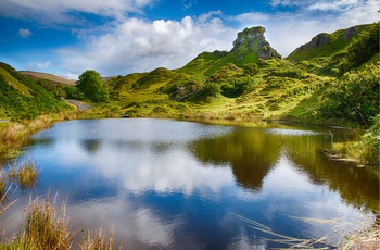 Det eventyrlige landskab med søer og bakker i Fairy Glen på Isle of Skye i Skotland