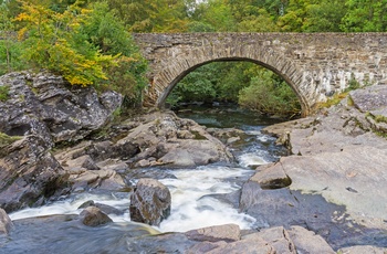 Gammel stenbro og Dochart Falls ved byen Killin i Skotland