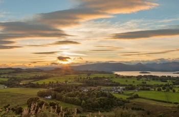 Udsigt ved solnedgang over Loch Lomond, Skotland