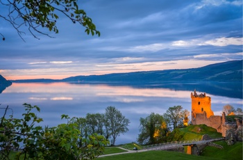 Urquhart Castle i skumringen - Loch Ness