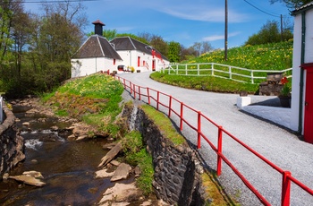 Edradour destilleri i byen Pitlochry, Skotland