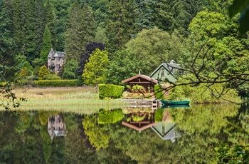 Hytter ved sø i The Trossachs, naturområde i Skotland