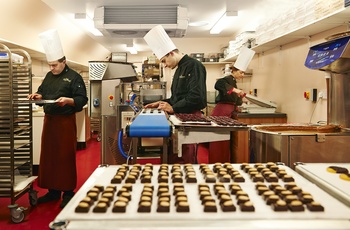 Iain Burnett laver sine chokolader i køkkenet i Highland Chokolatier i Aberfeldy, Skotland