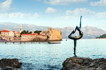 Skulptur med udsigt til den gamle bydel i Budva i Montenegro