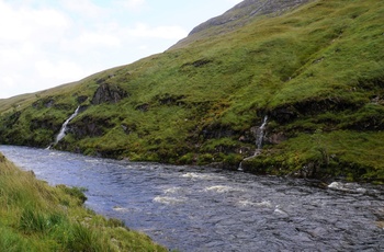 Små vandfald der løber ud i floden Rover Coe, Glencoe, Skotland
