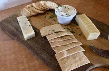 Smagsprøver på cheddaroste hos Pyengana Dairy Company i Pyengana - Tasmanien
