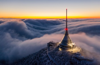 Skyer under bjerget og Hotel Jested i Liberec området - Tjekkiet