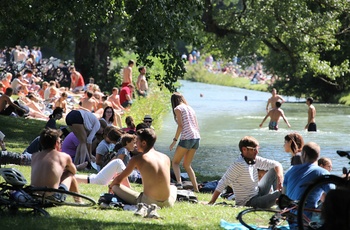 Sommer ved Isar i den engelske have © Munich Tourism, Sigi Müller