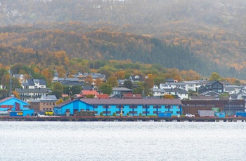 Blå bygninger i byen Sortland, Vesterålen i Nordnorge