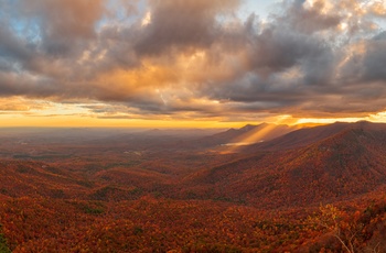 Efterårsfarver i Cliff Falls i Caesars Head State Park, South Carolina