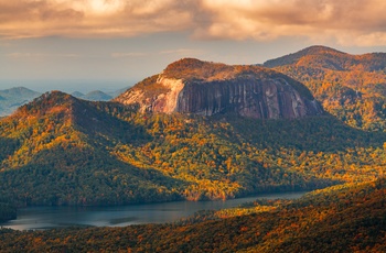 Efterårsfarver i Cliff Falls i Caesars Head State Park, South Carolina