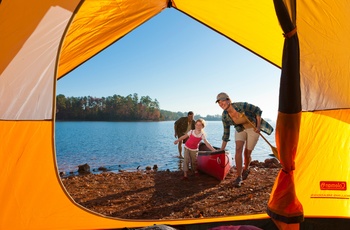 Familie camperer på Dreher Island ved Lake Murray, South Carolina