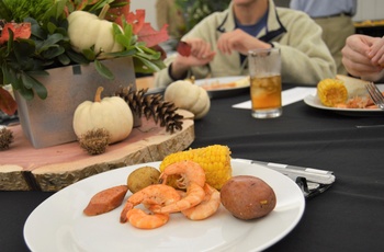 Sydstatsklassikeren Lowcountry-boil med rejer, majskolber, kartofler og pølser - South Carolina, USA