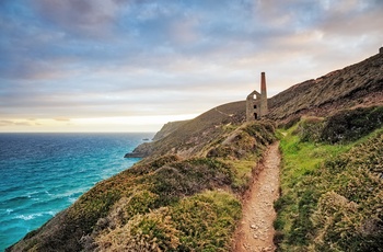 South West Coast Path nær minen Wheal Coates ved St Agnes i Cornwall - England