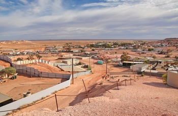 Udsigt ud over opalbyen Coober Pedy i South Australia