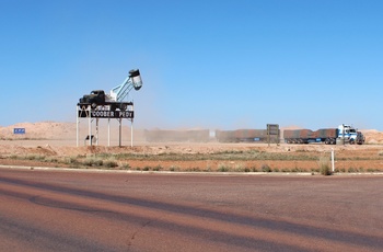 Vejskilt med Coober Pedy ved Highway i South Australia