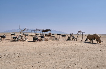 Primitiv souvenir gadebod ved minebyen Uis i Namibia
