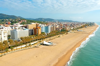 Feriebyen Calella og den lange sandstrand, Catalonien i Spanien