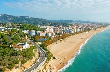 Vejen langs kysten til feriebyen Calella, Catalonien i Spanien