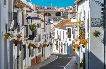  Gade med hvidkalkede huse i Estepona, Andalusien