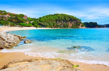 Stranden Playa de Santa Cristina nær feriebyen Lloret de Mar i baggrunden - Spanien 