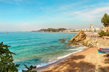 Lækker strand med feriebyen Lloret de Mar i baggrunden - Spanien 