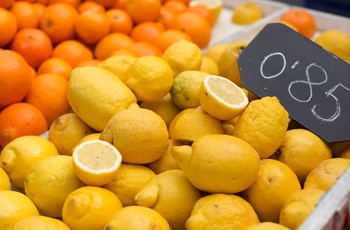 Citroner på marked i Spanien