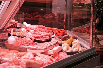 Kød og pølser hos slagter på marked i Spanien