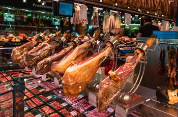 Madmarked med boder med skinke i lange baner, Barcelona