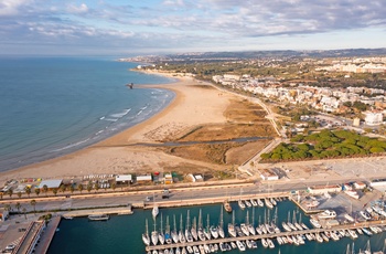 Kysten nær feriebyen Vilanova I la Geltru, Costa Dorada i Spanien