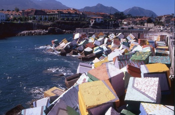 Spanien, Asturien, Llanes -  Los Cubos de la Memoria er kystsikring kombineret med kunst malet af Agustin Ibarrola