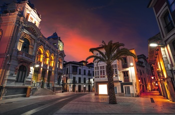 Spanien, Asturien, Llanes - bytorv ved aftentide