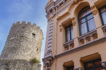 Spanien, Asturien, Llanes - middelaldertårn møder beboelseshus